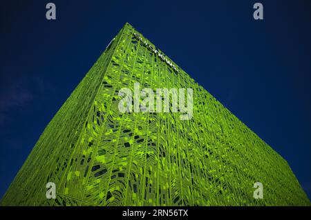 Le Cube verte, cube vert, siège de la chaîne de télévision euronews, architecture moderne dans le quartier de la Confluence, Lyon, département du Rhône Banque D'Images