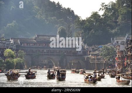 (150616) -- FENGHUANG, le 16 juin 2015 -- les touristes visitent la ville antique de Fenghuang, dans la province du Hunan, au centre de la Chine, le 16 juin 2015. Fenghuang a vu 4,7588 millions de visiteurs au cours des cinq premiers mois de cette année, gagnant 4,05 milliards de yuans (652,455 millions de dollars américains) de revenus, en hausse de 35,16 pour cent et 49,06 pour cent respectivement. (lfj) CHINA-HUNAN-FENGHUANG-TOURISM (CN) LongxHongtao PUBLICATIONxNOTxINxCHN Fenghuang juin 16 2015 les touristes visitent la ville antique de Fenghuang en Chine centrale S Hunan province juin 16 2015 Fenghuang A VU 4 millions de visiteurs dans les cinq premiers MOIS cette année gagner 4 Banque D'Images