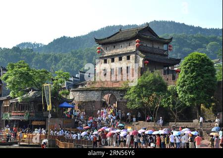 (150616) -- FENGHUANG, le 16 juin 2015 -- les touristes visitent la ville antique de Fenghuang, dans la province du Hunan, au centre de la Chine, le 16 juin 2015. Fenghuang a vu 4,7588 millions de visiteurs au cours des cinq premiers mois de cette année, gagnant 4,05 milliards de yuans (652,455 millions de dollars américains) de revenus, en hausse de 35,16 pour cent et 49,06 pour cent respectivement. (lfj) CHINA-HUNAN-FENGHUANG-TOURISM (CN) LongxHongtao PUBLICATIONxNOTxINxCHN Fenghuang juin 16 2015 les touristes visitent la ville antique de Fenghuang en Chine centrale S Hunan province juin 16 2015 Fenghuang A VU 4 millions de visiteurs dans les cinq premiers MOIS cette année gagner 4 Banque D'Images