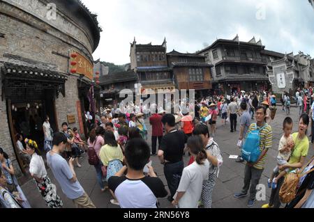 (150616) -- FENGHUANG, le 16 juin 2015 -- les touristes visitent la ville antique de Fenghuang, dans la province du Hunan, au centre de la Chine, le 16 juin 2015. Fenghuang a vu 4,7588 millions de visiteurs au cours des cinq premiers mois de cette année, gagnant 4,05 milliards de yuans (652,455 millions de dollars américains) de revenus, en hausse de 35,16 pour cent et 49,06 pour cent respectivement. (lfj) CHINA-HUNAN-FENGHUANG-TOURISM (CN) LongxHongtao PUBLICATIONxNOTxINxCHN Fenghuang juin 16 2015 les touristes visitent la ville antique de Fenghuang en Chine centrale S Hunan province juin 16 2015 Fenghuang A VU 4 millions de visiteurs dans les cinq premiers MOIS cette année gagner 4 Banque D'Images