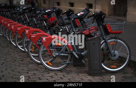 Location de vélos rouge, location de vélos, location de vélos, e-bikes du système de location de vélos et Pedelec Velo'V, Vieille ville, Lyon, Département Rhône, région Auvergne- Banque D'Images