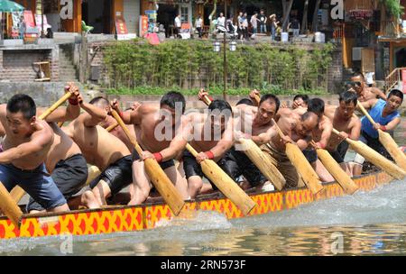 (150616) -- FENGHUANG, le 16 juin 2015 -- les gens rament sur un bateau-dragon sur la rivière Tuojiang dans le comté de Fenghuang, province du Hunan au centre de la Chine, le 16 juin 2015. Les équipes locales de bateaux-dragons se sont préparées pour la prochaine compétition célébrant le Dragon Boat Festival. Le Festival des bateaux-dragons, également connu sous le nom de Duanwu, est célébré chaque année le cinquième jour du cinquième mois du calendrier lunaire chinois, qui tombe le 20 juin de cette année.) (zkr) CHINA-FENGHUANG-DRAGON BOAT(CN) LongxHongtao PUBLICATIONxNOTxINxCHN Fenghuang juin 16 2015 célébrités Row SUR un bateau dragon SUR LA rivière Tuojiang dans le comté de Fenghuang Centr Banque D'Images