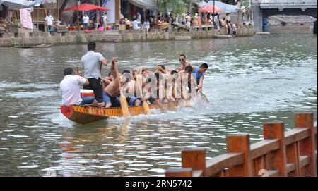 (150616) -- FENGHUANG, le 16 juin 2015 -- les gens rament sur un bateau-dragon sur la rivière Tuojiang dans le comté de Fenghuang, province du Hunan au centre de la Chine, le 16 juin 2015. Les équipes locales de bateaux-dragons se sont préparées pour la prochaine compétition célébrant le Dragon Boat Festival. Le Festival des bateaux-dragons, également connu sous le nom de Duanwu, est célébré chaque année le cinquième jour du cinquième mois du calendrier lunaire chinois, qui tombe le 20 juin de cette année. (zkr) CHINA-FENGHUANG-DRAGON BOAT(CN) LongxHongtao PUBLICATIONxNOTxINxCHN Fenghuang juin 16 2015 célébrités Row SUR un bateau dragon SUR LA rivière Tuojiang dans le comté de Fenghuang cent Banque D'Images