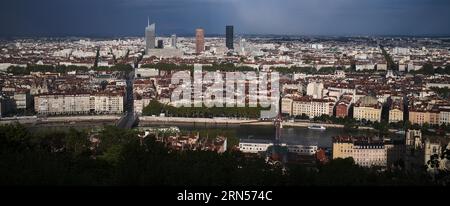 Vue depuis la Basilique notre-Dame de Fourvière sur Lyon sur le Saône, Tour Incity, Tour part-Dieu avec Radisson Blu Hotel, Département Rhône, région au Banque D'Images