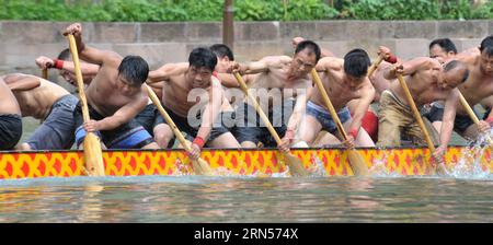 (150616) -- FENGHUANG, le 16 juin 2015 -- les gens rament sur un bateau-dragon sur la rivière Tuojiang dans le comté de Fenghuang, province du Hunan au centre de la Chine, le 16 juin 2015. Les équipes locales de bateaux-dragons se sont préparées pour la prochaine compétition célébrant le Dragon Boat Festival. Le Festival des bateaux-dragons, également connu sous le nom de Duanwu, est célébré chaque année le cinquième jour du cinquième mois du calendrier lunaire chinois, qui tombe le 20 juin de cette année. (zkr) CHINA-FENGHUANG-DRAGON BOAT(CN) LongxHongtao PUBLICATIONxNOTxINxCHN Fenghuang juin 16 2015 célébrités Row SUR un bateau dragon SUR LA rivière Tuojiang dans le comté de Fenghuang cent Banque D'Images