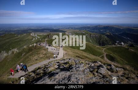 Sentier de randonnée sur marches en bois jusqu'au pic de Sancy, station de montagne du téléphérique du Sancy, Puy de Sancy, Mont-Dore dans la région Banque D'Images