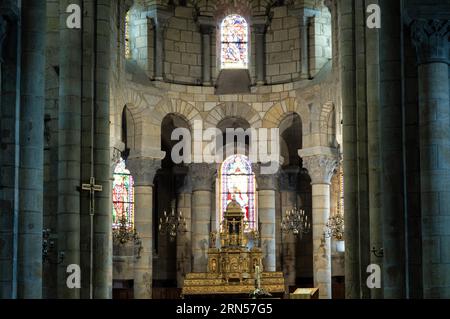 Photographie d'intérieur, salle de chœur et autel, église paroissiale notre-Dame de Saint-Saturnin, Saint-Saturnin, Puy-de-Dôme, Auvergne-Rhône-Alpes r Banque D'Images