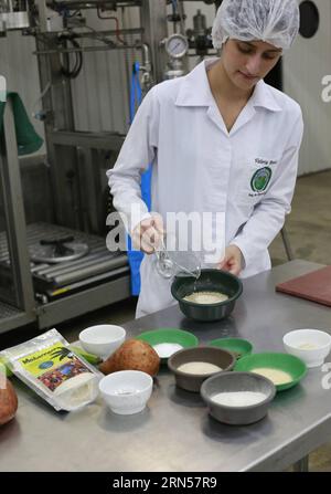 (150617) -- SAN JOSE, 17 juin 2015 -- une image prise le 12 juin 2015 montre un étudiant en génie alimentaire de l'Université du Costa Rica travaillant dans un projet de production de biscuits nutritifs en utilisant les insectes comme ingrédient principal, à San Jose, capitale du Costa Rica. Selon la presse locale, afin de réduire la malnutrition chez les enfants dans le nord du Costa Rica et Haïti, les étudiants ont développé des biscuits faits avec de la farine de cricket et de la purée de patates douces appelée Cricketa et avec un mélange séché de farine de banane et de larves du coléoptère Tenebrio molitor appelé Molibannann. Les deux pro Banque D'Images