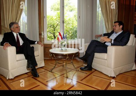 (150617) -- ATHÈNES, le 17 juin 2015 -- le Premier ministre grec Alexis Tsipras (à droite) rencontre le chancelier autrichien Werner Faymann à Athènes, Grèce, le 17 juin 2015.) GRÈCE-ATHÈNES-AUSTRALIE-POLITIQUE MariosxLolos PUBLICATIONxNOTxINxCHN Athènes juin 17 2015 le Premier ministre grec Alexis Tsipras r rencontre le chancelier autrichien Werner Faymann à Athènes Grèce juin 17 2015 Grèce Athènes Australie POLITIQUE MariosxLolos PUBLICATIONxNOTxINxCHN Banque D'Images