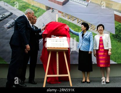 PRAGUE, le 17 juin 2015 -- le vice-premier ministre chinois Liu Yandong (2e R) assiste à la cérémonie de dévoilement d'un centre de recherche en médecine traditionnelle chinoise à l'hôpital de l'Université Hradec Kralove à Hradec Kralove, en République tchèque, le 17 juin 2015.) RÉPUBLIQUE TCHÈQUE-CHINE VISITE DU VICE-PREMIER MINISTRE QianxYi PUBLICATIONxNOTxINxCHN Prague juin 17 2015 le vice-premier ministre chinois Liu Yandong 2e r assiste à la cérémonie de dévoilement d'un centre de recherche en médecine traditionnelle chinoise À l'hôpital de l'Université de Hradec Kralove à Hradec Kralove République tchèque juin 17 2015 République tchèque visite du vice-premier ministre chinois Banque D'Images