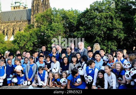 PRAGUE, le 17 juin 2015 -- le vice-premier ministre chinois Liu Yandong (Centre L), accompagné du président tchèque Milos Zeman (Centre R), pose pour des photos avec des enfants chinois et tchèques à Prague le 17 juin 2015. ) RÉPUBLIQUE TCHÈQUE-CHINE VICE-PREMIER MINISTRE VISITE QianxYi PUBLICATIONxNOTxINxCHN Prague juin 17 2015 le Vice-Premier Ministre chinois Liu Yandong l Center accompagné du Président tchèque Milos Zeman r Centre pose pour des photos avec des enfants chinois et tchèques à Prague juin 17 2015 République tchèque Vice-Premier Ministre chinois visite QianxYi PUBLICATIONxNOTxINxCHN Banque D'Images