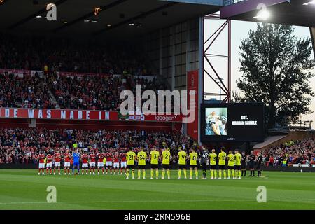 Minutes d'applaudissements à la mémoire de l'officier de police du Nottinghamshire, SGT. Graham Saville lors du match du 2e tour de la Carabao Cup entre Nottingham Forest et Burnley au City Ground, Nottingham, le mardi 29 août 2023. (Photo : Jon Hobley | MI News) crédit : MI News & Sport / Alamy Live News Banque D'Images