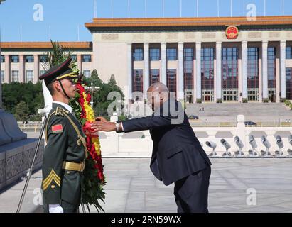 (150618) -- PÉKIN, le 18 juin 2015 -- le Premier ministre camerounais Philemon Yang présente une couronne au Monument aux héros du peuple sur la place Tian anmen à Pékin, capitale de la Chine, le 18 juin 2015.) (zkr) CHINA-BEIJING-CAMEROON-PM-MONUMENT-TRIBUTE(CN) DingxLin PUBLICATIONxNOTxINxCHN 150618 Beijing juin 18 2015 le Premier ministre camerounais Philemon Yang présente une couronne au Monument aux célébrités S Heroes SUR la place Tian anmen à Beijing capitale de la Chine juin 18 2015 CCR Chine Beijing Cameroun Monument PM hommage CN DingxLin PUBLICATIONxNOTxNOTxINXINXINXINCHN Banque D'Images