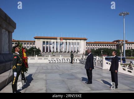 (150618) -- PÉKIN, le 18 juin 2015 -- le Premier ministre camerounais Philemon Yang (2e R) présente une couronne au Monument aux héros du peuple sur la place Tian Anmen à Pékin, capitale de la Chine, le 18 juin 2015.) (zkr) CHINA-BEIJING-CAMEROON-PM-MONUMENT-TRIBUTE(CN) DingxLin PUBLICATIONxNOTxINxCHN 150618 Beijing juin 18 2015 le Premier ministre camerounais Philemon Yang 2e r présente une couronne au Monument aux célébrités S Heroes SUR la place Tian Anmen à Beijing capitale de la Chine juin 18 2015 CCR Chine Beijing Cameroun PM Monument hommage CN DingxLin PUBLICATIONxNOTxNOXTxNON Banque D'Images