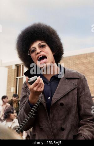 Photo colorée. Angela Davis, Los Angeles, Californie. 11 mars 1970. Les droits de la personnalité peuvent s'appliquer. Banque D'Images