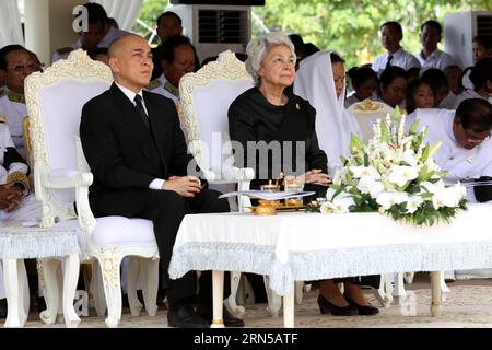 (150619) -- PHNOM PENH, le 19 juin 2015 -- le roi cambodgien Norodom Sihamoni (à gauche, devant) et la reine mère Norodom Monineath (à droite, devant) assistent à la cérémonie funéraire de l'ancien chef du Parti populaire cambodgien (CPP) et président du sénat Chea SIM à Phnom Penh, Cambodge, le 19 juin 2015. Des foules de personnes en deuil se sont rendues vendredi pour dire leurs derniers adieux à l ancien chef du Parti populaire cambodgien (CPP) et président du Sénat Chea SIM lors d un bûcher funéraire orné et construit sur mesure à côté du palais royal de la capitale. CAMBODGE-PHNOM PENH-CHEA SIM-FINAL ADIEU Sovannara PUBLICATIONxNOTxINxCHN 150619 Phnom Banque D'Images