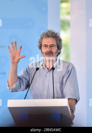 (150619) --SHENZHEN, le 19 juin 2015 -- Neil Gershenfeld, directeur du Center for bits and Atoms du Massachusetts Institute of Technology des États-Unis, prononce une allocution lors de la cérémonie d'ouverture de la Shenzhen Maker week 2015 à Shenzhen, dans la province du Guangdong du sud de la Chine, le 19 juin 2015. La Shenzhen Maker week a débuté ici vendredi. ) (Yxb) CHINA-SHENZHEN-MAKER WEEK(CN) MaoxSiqian PUBLICATIONxNOTxINxCHN 150619 Shenzhen juin 19 2015 Neil Gershenfeld Directeur du Center for BITS and Atom du Massachusetts Institute of Technology des États-Unis prononce une allocution lors de la cérémonie d'ouverture du 2015 Banque D'Images