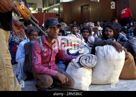 (150619) -- LAHORE, le 19 juin 2015 -- Un policier monte la garde alors que des pêcheurs indiens libérés siègent à une gare ferroviaire dans l'est du Pakistan à Lahore le 19 juin 2015. Le Pakistan a libéré jeudi 113 pêcheurs indiens en signe de réciprocité à la libération indienne des pêcheurs pakistanais pour marquer le mois sacré musulman du Ramadan. PAKISTAN-LAHORE-INDIAN-FISHERMEN JamilxAhmed PUBLICATIONxNOTxINxCHN 150619 Lahore juin 19 2015 un policier monte la garde alors que libéré des pêcheurs indiens sont assis À une gare dans l'est du Pakistan S Lahore LE 19 2015 juin Pakistan jeudi libéré 113 pêcheurs indiens A. Banque D'Images