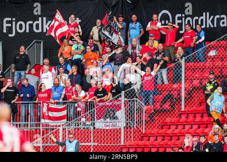 BERGEN - les fans d'AZ célèbrent le 0-2 lors du match de play-offs de l'UEFA Conference League entre SK Brann et AZ Alkmaar au stade Brann le 31 août 2023 à Bergen, Norvège. ANP ED VAN DE POL Banque D'Images