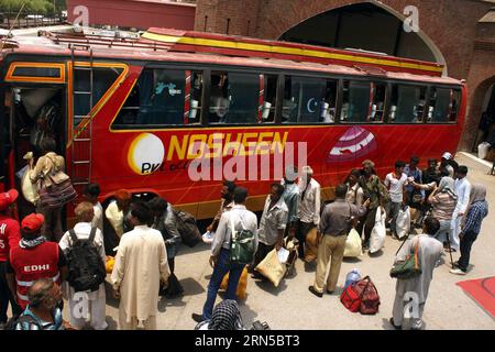 (150620) -- LAHORE, - des pêcheurs indiens libérés prennent un bus dans l'est du Pakistan à Lahore, le 19 juin 2015. Le Pakistan a libéré jeudi 113 pêcheurs indiens en signe de réciprocité à la libération indienne des pêcheurs pakistanais pour marquer le mois sacré musulman du Ramadan. PAKISTAN-LAHORE-PÊCHEURS INDIENS-LIBÉRATION JamilxAhmed PUBLICATIONxNOTxINxCHN 150620 Lahore libéré pêcheurs indiens prendre un bus dans l'est du Pakistan S Lahore juin 19 2015 le Pakistan a libéré jeudi 113 pêcheurs indiens comme un geste réciproque à la libération indienne des pêcheurs pakistanais pour marquer le mois sacré musulman du Ramadan Banque D'Images