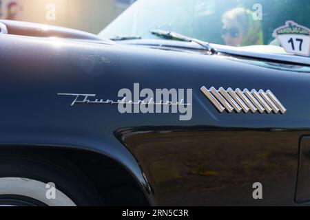 Waltershausen, Allemagne - 10 juin 2023 : titre Ford Thunderbird sur l'aile de voiture. Banque D'Images