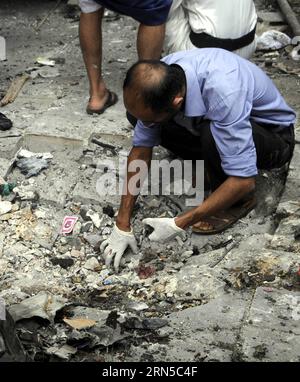 (150620) -- SANAA, 20 juin 2015 -- la police yéménite recueille des preuves sur le site de l'explosion à Sanaa, Yémen, le 20 juin 2015. Une mosquée contrôlée par le groupe chiite Houthi dans la capitale du Yémen, Sanaa, a été touchée samedi par une voiture piégée, tuant au moins trois personnes, a déclaré un responsable de la sécurité à Xinhua. YÉMEN-SANAA-MOSQUÉE-VOITURE PIÉGÉE HanixAli PUBLICATIONxNOTxINxCHN 150620 Sanaa juin 20 2015 la police yéménite recueille des preuves SUR le site de Blast à Sanaa Yémen LE 20 2015 juin une mosquée contrôlée par le groupe chiite Houthi au Yémen S Capital Sanaa qui a frappé par une voiture piégée samedi tuant au moins trois Celebrit Banque D'Images