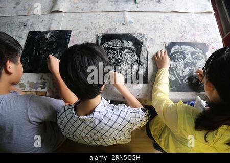 (150621) -- XIANGYANG, le 21 juin 2015 -- des élèves dessinent des portraits de leurs pères lors d'une activité pour marquer la fête des pères à Xiangyang, dans la province du Hubei, au centre de la Chine, le 21 juin 2015.) (Wyo) CHINA-HUBEI-FATHER S DAY-DRAWINGS (CN) GongxBo PUBLICATIONxNOTxINxCHN 150621 Xiang Yang juin 21 2015 les élèves dessinent des portraits de leurs pères pendant l'activité pour marquer la fête du Père S à Xiang Yang Central China S province du Hubei juin 21 2015 wyo China Hubei Fête du Père dessins CN PUBLICATIONxNOTxINxCHN Banque D'Images