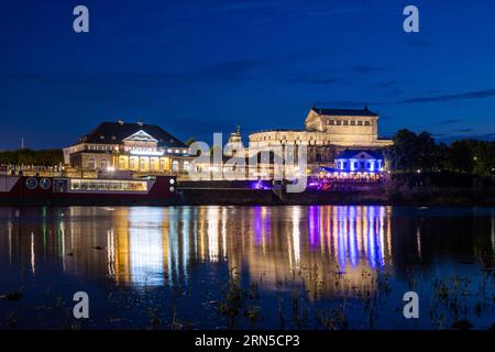 Silhouette de la vieille ville de Dresde dans la soirée sur l'Elbe, avec le petit village italien, la Péniche de théâtre, l'Opéra Semper et Banque D'Images