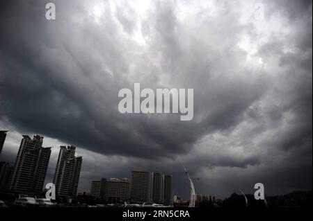 (150621) -- SANYA, 21 juin 2015 -- la photo prise le 21 juin 2015 montre des nuages sombres au-dessus de la ville de Sanya, dans la province de Hainan du sud de la Chine. Sanya a été témoin de précipitations dimanche alors qu'une tempête tropicale s'est renforcée dans le typhon Kujira en mer de Chine méridionale. Kujira est susceptible de traverser la province insulaire de Hainan et atterrir entre le sud du Guangdong et le Guangxi lundi soir, apportant des averses et des vents forts. )(wjq) CHINA-HAINAN-TYPHOON KUJIRA-RAINFALL (CN) ShaxXiaofeng PUBLICATIONxNOTxINxCHN 150621 Sanya juin 21 2015 la photo prise LE 21 2015 juin montre des nuages sombres au-dessus de la ville de Sanya Banque D'Images