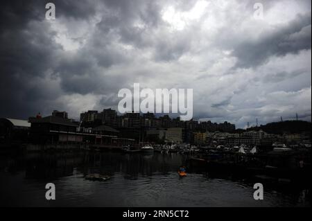 (150621) -- SANYA, 21 juin 2015 -- la photo prise le 21 juin 2015 montre des nuages sombres au-dessus de la ville de Sanya, dans la province de Hainan du sud de la Chine. Sanya a été témoin de précipitations dimanche alors qu'une tempête tropicale s'est renforcée dans le typhon Kujira en mer de Chine méridionale. Kujira est susceptible de traverser la province insulaire de Hainan et atterrir entre le sud du Guangdong et le Guangxi lundi soir, apportant des averses et des vents forts. )(wjq) CHINA-HAINAN-TYPHOON KUJIRA-RAINFALL (CN) ShaxXiaofeng PUBLICATIONxNOTxINxCHN 150621 Sanya juin 21 2015 la photo prise LE 21 2015 juin montre des nuages sombres au-dessus de la ville de Sanya Banque D'Images