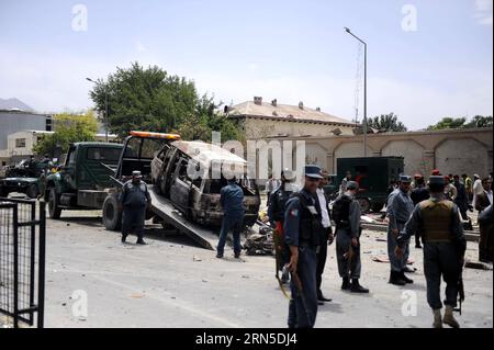 (150622) -- KABOUL, le 22 juin 2015 -- des policiers afghans retirent un véhicule détruit du site d'une attaque contre le Parlement afghan à Kaboul, Afghanistan, le 22 juin 2015. Au total, six assaillants contre le Parlement afghan ont été tués et plusieurs autres blessés lundi, a déclaré le chef de la police de Kaboul Abdul Rahman Rahimi. Les militants talibans ont revendiqué la responsabilité de l'attaque. ) (djj) AFGHANISTAN-KABOUL-PARLIAMENT-ATTACK Rahmin PUBLICATIONxNOTxINxCHN 150622 Kaboul juin 22 2015 des policiers afghans RETIRENT un véhicule détruit du site pour attaquer le Parlement afghan à Kaboul Afghanistan J Banque D'Images