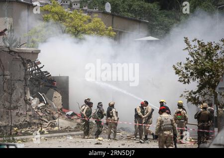 (150622) -- KABOUL, le 22 juin 2015 -- des policiers afghans se rassemblent devant le Parlement à la suite d'une attaque contre le Parlement afghan à Kaboul, Afghanistan, le 22 juin 2015. Au total, six assaillants contre le Parlement afghan ont été tués et plusieurs autres blessés lundi, a déclaré le chef de la police de Kaboul Abdul Rahman Rahimi. Les militants talibans ont revendiqué la responsabilité de l'attaque. ) (djj) AFGHANISTAN-KABOUL-PARLEMENT-ATTAQUE AhmadxMassoud PUBLICATIONxNOTxINxCHN 150622 Kaboul juin 22 2015 des policiers afghans se rassemblent devant le Parlement après avoir attaqué le Parlement afghan à Ka Banque D'Images