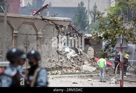 (150622) -- KABOUL, le 22 juin 2015 -- des policiers afghans inspectent le site d'une attaque contre le Parlement afghan à Kaboul, Afghanistan, le 22 juin 2015. Au total, six assaillants contre le Parlement afghan ont été tués et plusieurs autres blessés lundi, a déclaré le chef de la police de Kaboul Abdul Rahman Rahimi. Les militants talibans ont revendiqué la responsabilité de l'attaque. ) (djj) AFGHANISTAN-KABOUL-PARLEMENT-ATTACK AhmadxMassoud PUBLICATIONxNOTxINxCHN 150622 Kaboul juin 22 2015 des policiers afghans inspectent le site de l'attaque AU Parlement afghan à Kaboul Afghanistan juin 22 2015 un total de six attaquants SUR T Banque D'Images