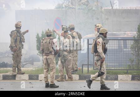 (150622) -- KABOUL, le 22 juin 2015 -- des policiers afghans gardent sur le site d'une attaque contre le Parlement afghan à Kaboul, Afghanistan, le 22 juin 2015. Au total, six assaillants contre le Parlement afghan ont été tués et plusieurs autres blessés lundi, a déclaré le chef de la police de Kaboul Abdul Rahman Rahimi. Les militants talibans ont revendiqué la responsabilité de l'attaque. ) (djj) AFGHANISTAN-KABOUL-PARLEMENT-ATTAQUE AhmadxMassoud PUBLICATIONxNOTxINxCHN 150622 Kaboul juin 22 2015 Garde policière afghane SUR le site de l'attaque AU Parlement afghan à Kaboul Afghanistan juin 22 2015 un total de six attaquants Banque D'Images