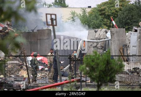 (150622) -- KABOUL, le 22 juin 2015 -- des policiers afghans inspectent le site d'une attaque contre le Parlement afghan à Kaboul, Afghanistan, le 22 juin 2015. Au total, six assaillants contre le Parlement afghan ont été tués et plusieurs autres blessés lundi, a déclaré le chef de la police de Kaboul Abdul Rahman Rahimi. Les militants talibans ont revendiqué la responsabilité de l'attaque. ) (djj) AFGHANISTAN-KABOUL-PARLEMENT-ATTACK AhmadxMassoud PUBLICATIONxNOTxINxCHN 150622 Kaboul juin 22 2015 des policiers afghans inspectent le site de l'attaque AU Parlement afghan à Kaboul Afghanistan juin 22 2015 un total de six attaquants SUR T Banque D'Images