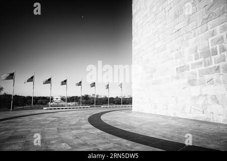 WASHINGTON, DC — Photographie en noir et blanc du Washington Monument à Washington DC. Dominant 554 mètres au-dessus du National Mall à Washington DC, le Washington Monument commémore George Washington, le premier président des États-Unis. Après un projet de construction de plusieurs décennies, il a été achevé en 1884. Il avait la forme d'un obélisque de style égyptien, et ses murs épais en marbre abritent un ascenseur et un long escalier en colimaçon qui donne accès à de petites chambres au sommet. Cinquante drapeaux américains sonnent à sa base. Banque D'Images