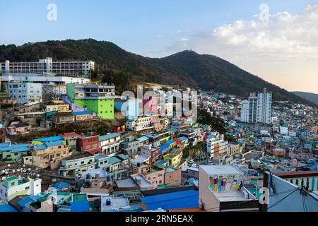 Maisons colorées et montagnes, village culturel de Gamcheon, Busan, province de Gyeongsangnam-do Banque D'Images