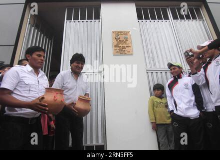 CHIMORE, le 24 juin 2015 -- le président bolivien Evo Morales (centre L) participe à la cérémonie d'ouverture du stade de football Comandante Hugo Chavez dans la municipalité de Chimore, Bolivie, le 24 juin 2015. Evo Morales a inauguré mercredi le stade de football Comandante Hugo Chavez en hommage au défunt leader du Venezuela. /ABI) BOLIVIA-CHIMORE-POLITICS-MORALES EnzoxDexLuca PUBLICATIONxNOTxINxCHN juin 24 2015 Président bolivien Evo Morales Center l participe à la cérémonie d'ouverture de la scène de football Comandante Hugo Chavez dans la municipalité de Bolivie LE 24 2015 juin Evo Mora Banque D'Images