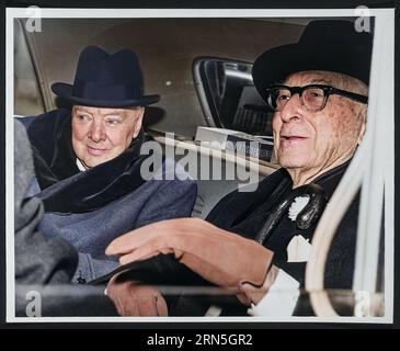 Sir Winston Churchill, homme d'État britannique, et Bernard Baruch, financier, se sont opposés sur le siège arrière d'une voiture devant la maison de Baruch. 14th avril 1961 Banque D'Images