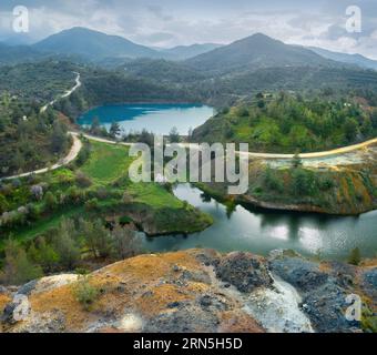 Mine Memi abandonnée à Chypre, avec lac de fosse coloré et résidus de sulfures jaunes Banque D'Images