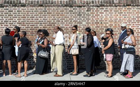 (150626) -- CHARLESTON, 26 juin 2015 -- la ligne des gens pour assister aux funérailles de la sénatrice de l'État de Caroline du Sud Clementa Pinckney, tuée lors de la fusillade de masse le 17 juin dans une église afro-américaine, à Charleston, Caroline du Sud, États-Unis, le 26 juin, 2015. ) (zjy) US-CHARLESTON-FUNÈBRE YinxBogu PUBLICATIONxNOTxINxCHN 150626 Charleston juin 26 2015 célébrités Line pour assister aux funérailles de l'État de Caroline du Sud sénateur Clementa Pinckney qui A TUÉ lors de la fusillade de masse LE 17 juin À l'église afro-américaine de Charleston Caroline du Sud les États-Unis juin 26 2015 Banque D'Images