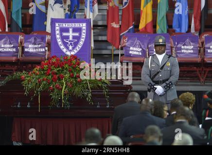 (150626) -- CHARLESTON, 26 juin 2015 -- Un membre de la sécurité se tient à côté du cercueil de la sénatrice de l'État de Caroline du Sud Clementa Pinckney, tuée lors de la fusillade de masse du 17 juin dans une église afro-américaine, lors de ses funérailles à Charleston, Caroline du Sud, États-Unis, le 26 juin 2015.) (Zjy) U.S.-CHARLESTON-FUNÈBRE YinxBogu PUBLICATIONxNOTxINxCHN 150626 Charleston juin 26 2015 un membre de la sécurité se tient à côté du cercueil de la sénatrice de l'État de Caroline du Sud Clementa Pinckney qui A TUÉ lors de la fusillade de de masse LE 17 juin À l'église afro-américaine lors de ses funérailles à Cha Banque D'Images