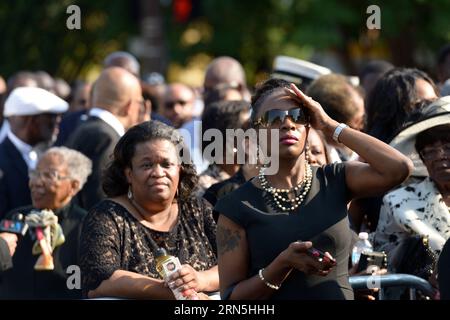 (150626) -- CHARLESTON, 26 juin 2015 -- des gens attendent d'assister aux funérailles de Clementa Pinckney, sénatrice de l'État de Caroline du Sud, tuée lors de la fusillade de de masse le 17 juin dans une église afro-américaine, à Charleston, Caroline du Sud, États-Unis, le 26 juin, 2015. ) (zjy) US-CHARLESTON-FUNÈBRE YinxBogu PUBLICATIONxNOTxINxCHN 150626 Charleston juin 26 2015 célébrités attendent d'assister aux funérailles de l'État de Caroline du Sud sénateur Clementa Pinckney qui a TUÉ lors de la fusillade de masse LE 17 juin À l'église afro-américaine à Charleston Caroline du Sud les États-Unis juin 26 2015 Banque D'Images