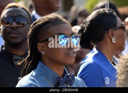 (150626) -- CHARLESTON, 26 juin 2015 -- la ligne des gens pour assister aux funérailles de la sénatrice de l'État de Caroline du Sud Clementa Pinckney, tuée lors de la fusillade de masse le 17 juin dans une église afro-américaine, à Charleston, Caroline du Sud, États-Unis, le 26 juin, 2015. ) (zjy) US-CHARLESTON-FUNÈBRE YinxBogu PUBLICATIONxNOTxINxCHN 150626 Charleston juin 26 2015 célébrités Line pour assister aux funérailles de l'État de Caroline du Sud sénateur Clementa Pinckney qui A TUÉ lors de la fusillade de masse LE 17 juin À l'église afro-américaine de Charleston Caroline du Sud les États-Unis juin 26 2015 Banque D'Images