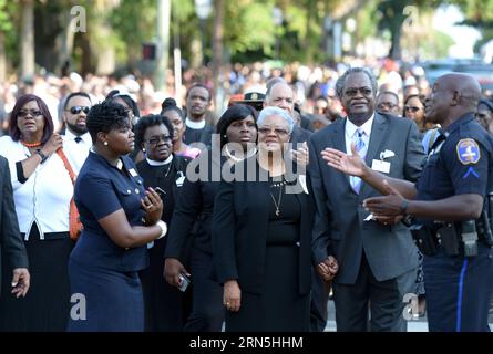 (150626) -- CHARLESTON, 26 juin 2015 -- la ligne des gens pour assister aux funérailles de la sénatrice de l'État de Caroline du Sud Clementa Pinckney, tuée lors de la fusillade de masse le 17 juin dans une église afro-américaine, à Charleston, Caroline du Sud, États-Unis, le 26 juin, 2015. ) (zjy) US-CHARLESTON-FUNÈBRE YinxBogu PUBLICATIONxNOTxINxCHN 150626 Charleston juin 26 2015 célébrités Line pour assister aux funérailles de l'État de Caroline du Sud sénateur Clementa Pinckney qui A TUÉ lors de la fusillade de masse LE 17 juin À l'église afro-américaine de Charleston Caroline du Sud les États-Unis juin 26 2015 Banque D'Images