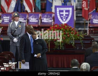 (150626) -- CHARLESTON, 26 juin 2015 -- Un membre de la sécurité se tient à côté du cercueil de la sénatrice de l'État de Caroline du Sud Clementa Pinckney, tuée lors de la fusillade de masse du 17 juin dans une église afro-américaine, lors de ses funérailles à Charleston, Caroline du Sud, États-Unis, le 26 juin 2015.) (Zjy) U.S.-CHARLESTON-FUNÈBRE YinxBogu PUBLICATIONxNOTxINxCHN 150626 Charleston juin 26 2015 un membre de la sécurité se tient à côté du cercueil de la sénatrice de l'État de Caroline du Sud Clementa Pinckney qui A TUÉ lors de la fusillade de de masse LE 17 juin À l'église afro-américaine lors de ses funérailles à Cha Banque D'Images