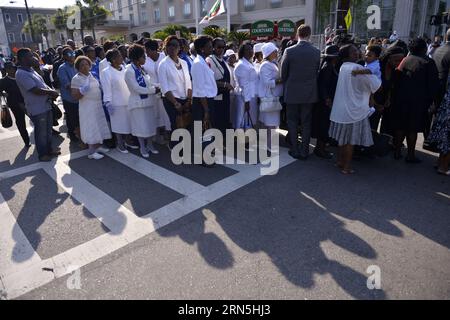 (150626) -- CHARLESTON, 26 juin 2015 -- la ligne des gens pour assister aux funérailles de la sénatrice de l'État de Caroline du Sud Clementa Pinckney, tuée lors de la fusillade de masse le 17 juin dans une église afro-américaine, à Charleston, Caroline du Sud, États-Unis, le 26 juin, 2015. ) (zjy) US-CHARLESTON-FUNÈBRE YinxBogu PUBLICATIONxNOTxINxCHN 150626 Charleston juin 26 2015 célébrités Line pour assister aux funérailles de l'État de Caroline du Sud sénateur Clementa Pinckney qui A TUÉ lors de la fusillade de masse LE 17 juin À l'église afro-américaine de Charleston Caroline du Sud les États-Unis juin 26 2015 Banque D'Images