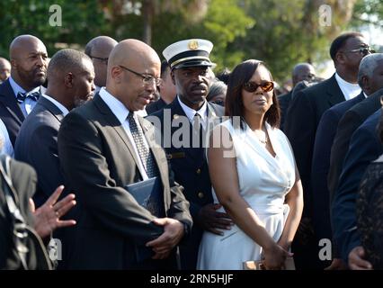 (150626) -- CHARLESTON, 26 juin 2015 -- des gens attendent d'assister aux funérailles de Clementa Pinckney, sénatrice de l'État de Caroline du Sud, tuée lors de la fusillade de de masse le 17 juin dans une église afro-américaine, à Charleston, Caroline du Sud, États-Unis, le 26 juin, 2015. ) (zjy) US-CHARLESTON-FUNÈBRE YinxBogu PUBLICATIONxNOTxINxCHN 150626 Charleston juin 26 2015 célébrités attendent d'assister aux funérailles de l'État de Caroline du Sud sénateur Clementa Pinckney qui a TUÉ lors de la fusillade de masse LE 17 juin À l'église afro-américaine à Charleston Caroline du Sud les États-Unis juin 26 2015 Banque D'Images