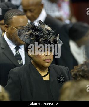 (150626) -- CHARLESTON, 26 juin 2015 -- Jannifer Pinckney, épouse de Clementa Pinckney, sénatrice de l'État de Caroline du Sud, tuée lors de la fusillade de de masse du 17 juin dans une église afro-américaine, est vue lors de ses funérailles à Charleston, Caroline du Sud, États-Unis, le 26 juin 2015.) US-CHARLESTON-FUNERAL YinxBogu PUBLICATIONxNOTxINxCHN 150626 Charleston juin 26 2015 Jannifer Pinckney épouse de Caroline du Sud sénateur Clementa Pinckney qui A TUÉ lors de la fusillade de masse LE 17 juin À l'église afro-américaine EST Lakes lors de ses funérailles à Charleston Caroline du Sud l'Unite Banque D'Images