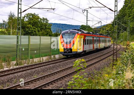 Un court train de chemin de fer régional traverse la zone rurale pour le transport de passagers en Bavière Banque D'Images